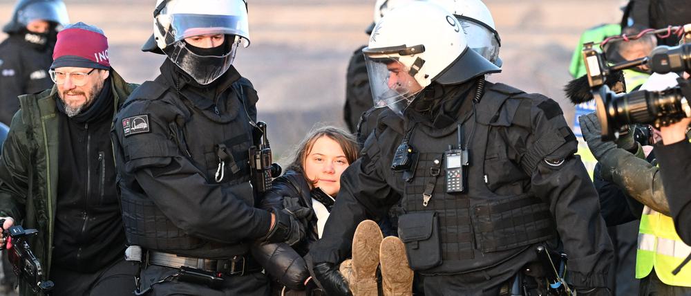 Polizeibeamte tragen die schwedische Klimaaktivistin Greta Thunberg.