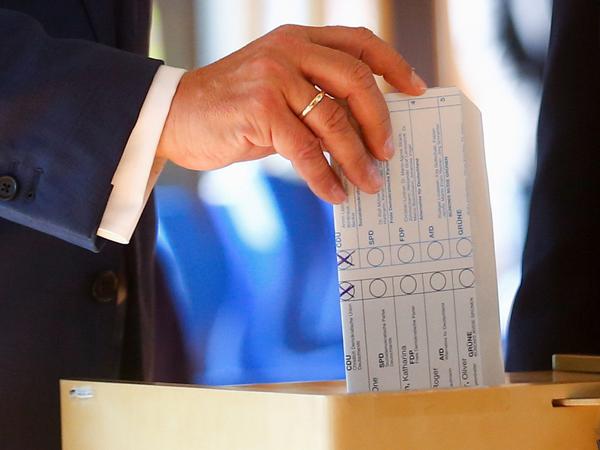 Armin Laschet wirft seinen Wahlzettel in die Urne: Dabei sind seine abgegebenen Stimmen sichtbar.