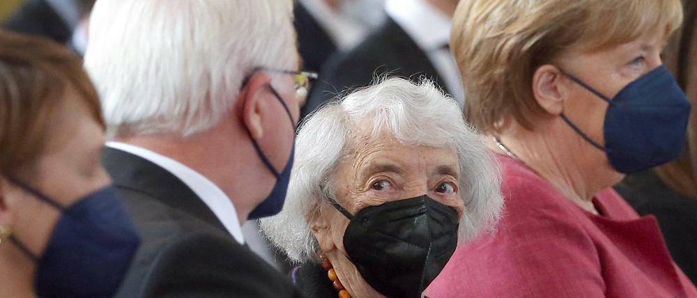 Gedenkstunde in Schloss Bellevue. Die Holocaust-Überlebende Margot Friedländer zwischen Bundespräsident Frank-Walter Steinmeier und Kanzlerin Angela Merkel.