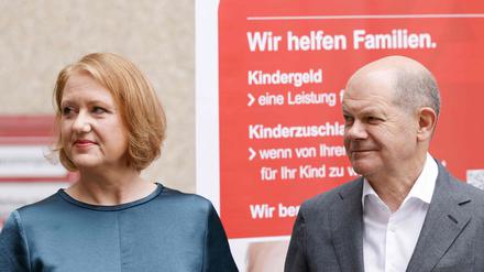 Bundeskanzler Olaf Scholz und die Bundesfamilienministerin Lisa Paus besuchen das Familienleistungszentrum Berlin-Brandenburg in Potsdam.