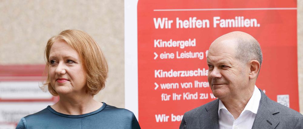 Bundeskanzler Olaf Scholz und die Bundesfamilienministerin Lisa Paus besuchen das Familienleistungszentrum Berlin-Brandenburg in Potsdam.