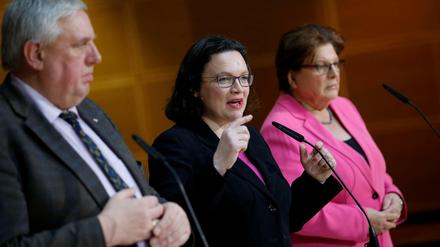 SPD-Politikerin Andrea Nahles flankiert von Karl-Josef Laumann (CDU) und Barbara Stamm (CSU) bei der Bekanntgabe der Rentenpläne.