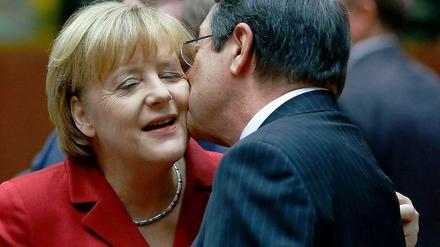 Szenen einer Euro-Ehe. Kanzlerin Merkel begrüßt beim EU-Gipfel Zyperns Präsidenten Anastasiades.