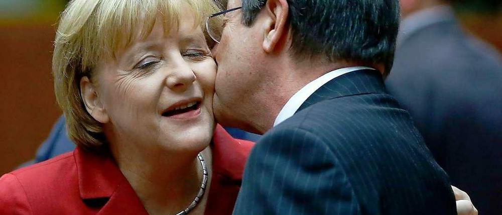Szenen einer Euro-Ehe. Kanzlerin Merkel begrüßt beim EU-Gipfel Zyperns Präsidenten Anastasiades.