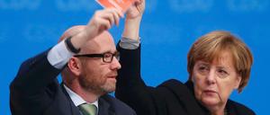 Kanzlerwahlverein, und die Kanzlerin macht mit. Generalsekretär Peter Tauber und Angela Merkel beim CDU-Parteitag.