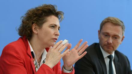FDP-Spitzenkandidatin Nicola Beer und Parteichef Christian Lindner am Tag nach der Europawahl.