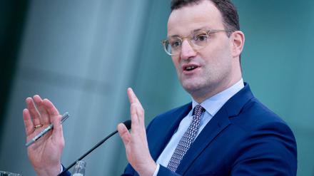 Ein Mann nimmt Maß für Höheres - Gesundheitsminister Jens Spahn (CDU)