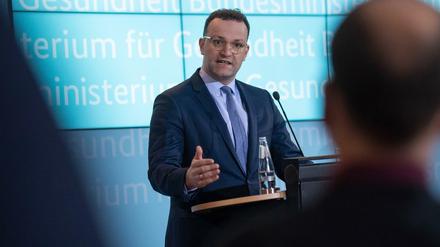 Jens Spahn (CDU), Bundesgesundheitsminister, spricht bei einer Pressekonferenz über die Verbreitung des Coronavirus in Deutschland.