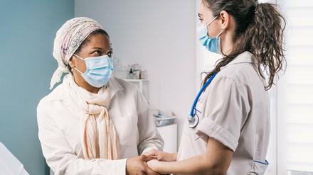 Ob als Ärztin oder Pflegekraft: Migrantinnen, die große Mehrheit sind Frauen, sind unverzichtbar im Gesundheitssystem.