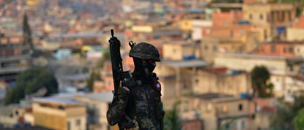 Ein brasilianischer Soldat steht Wache während einer Drogen-Razzia in der Favela «Alemao».