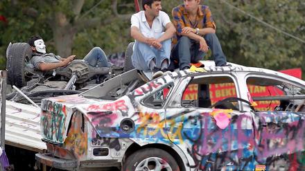 Autowracks am Zugang zum Gezi-Park in Istanbul