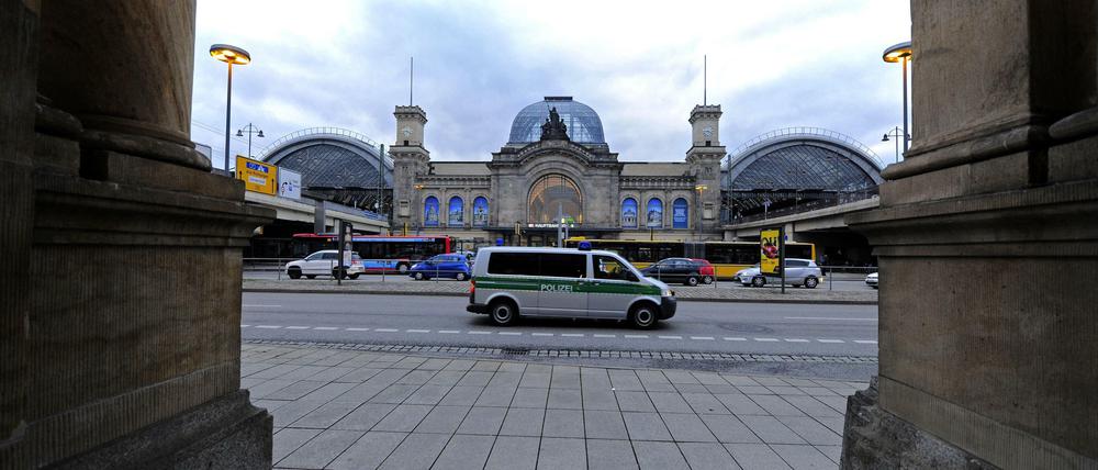 Ein Polizeiauto in Dresden. Wegen Terrordrohungen wurden alle Demonstrationen in der Stadt am Montag abgesagt.