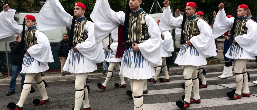 Die Präsidentengarde Griechenlands marschiert zu Ehren der neu gewählten Regierung. Diese hat schwierige aufgaben vor sich.