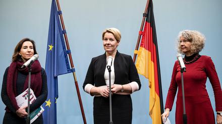 Familienministerin Franziska Giffey (SPD) präsentiert Studienergebnissen zur Ganztagsbetreuung zusammen mit Katharina Wrohlich (l .) und Katharina Spieß (beide DIW).