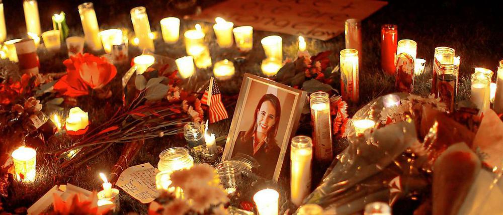 Mit Kerzen, Blumen. Briefen und Kuscheltieren zeigen die Menschen in Tuscon ihren Schock und ihre Trauer über das Attentat auf die Demokratin Gabrielle Giffords.