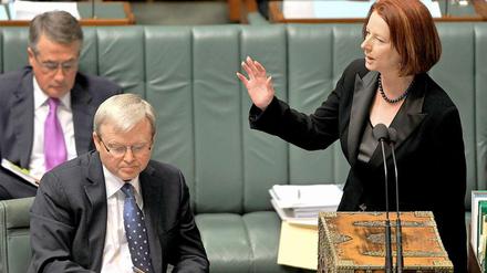Kevin Rudd (l.) war den Tränen nah, nachdem er abgetreten war. Julia Gillard wollte dem "Absturz" nicht mehr zusehen, sagte die neue Premierministerin.