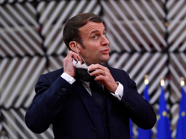 Emmanuel Macron, Präsident von Frankreich, setzt seinen Mund-Nasen-Schutz ab
