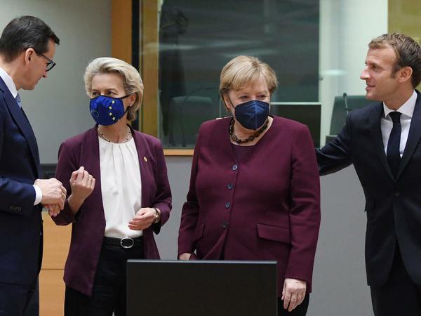 Kompromisssuche: Polens Premier Mateusz Morawiecki, EU-Kommissionspräsidentin Ursula von der Leyen, Bundeskanzlerin Angela Merkel und Frankreichs Präsident Emmanuel Macron beim EU-Gipfel. 