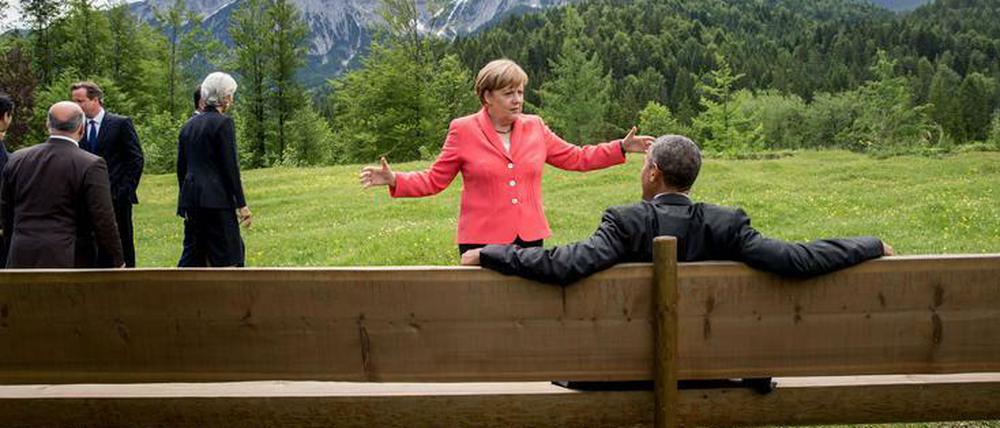 Angela Merkel und Barack Obama in Elmau. Das Bild der beiden ist jetzt schon ikonisch für den Gipfel. Auch im Internet fand der Schnappschuss Anklang: Unter dem Hashtag #Merkelmeme posteten Twitter-Nutzer mögliche Dialoge zwischen Barack und Angie. Hier die fünf lustigsten Memes. 