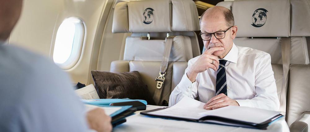 Bundeskanzler Olaf Scholz (SPD) während eines Fluges von Berlin nach Brüssel auf dem Weg zum Gipfeltreffen der Östlichen Partnerschaft. 