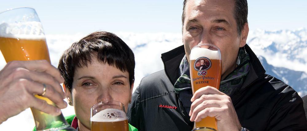 Die AfD-Vorsitzende Frauke Petry und der FPÖ-Vorsitzende Heinz-Christian Strache trinken am Freitag in Garmisch-Partenkirchen bei einem "Gipfeltreffen" auf der Zugspitze ein Bier.