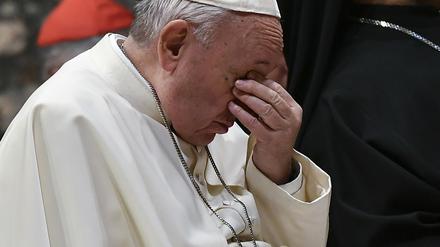 Papst Franziskus bei einem Bußgottesdienst am dritten Tag des Gipfeltreffens der Katholischen Kirche zum Thema Missbrauch.