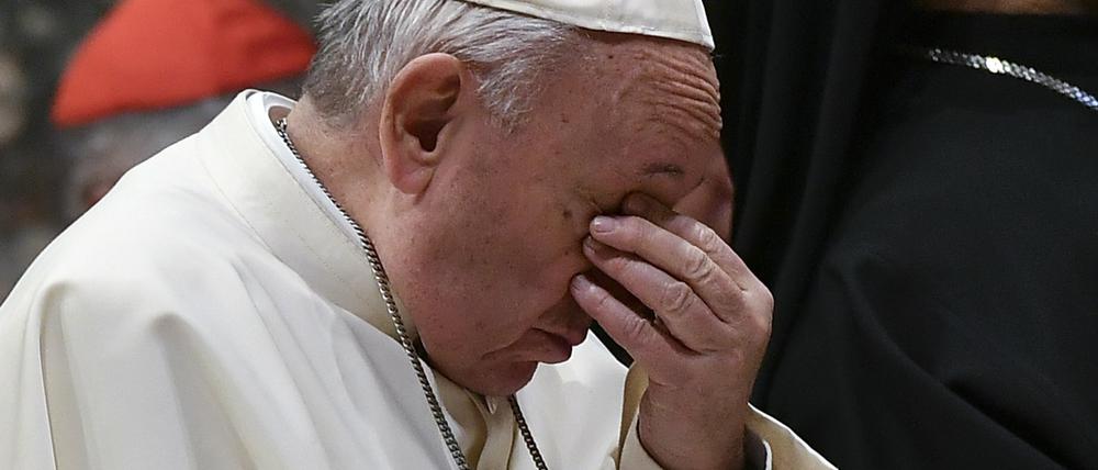 Papst Franziskus bei einem Bußgottesdienst am dritten Tag des Gipfeltreffens der Katholischen Kirche zum Thema Missbrauch.