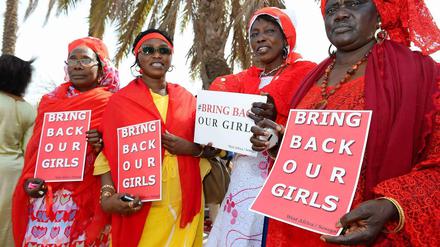 Frauen im Senegal protestieren gegen den Terror von Boko Haram in Nigeria.