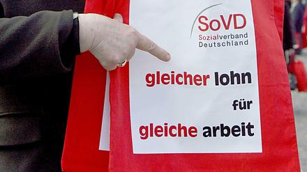 "Gleicher Lohn für gleiche Arbeit": Was der Sozialverband Deutschland seit Jahren auf seinen Beuteln stehen hat, wollen sich Union und SPD nun auf die Fahnen schreiben.