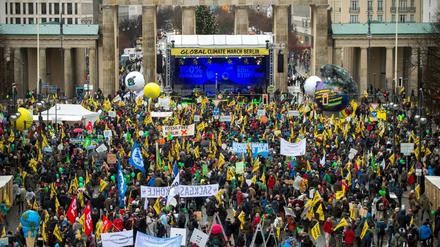Demonstranten stehen am 29. November beim "Global Climate March" anlässlich der UN-Klimakonferenz in Paris am Brandenburger Tor in Berlin. 