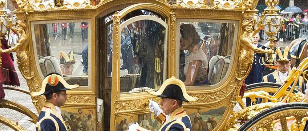 König Willem-Alexander und Königin Maxima in der „Goldenen Kutsche“ im Jahr 2015 