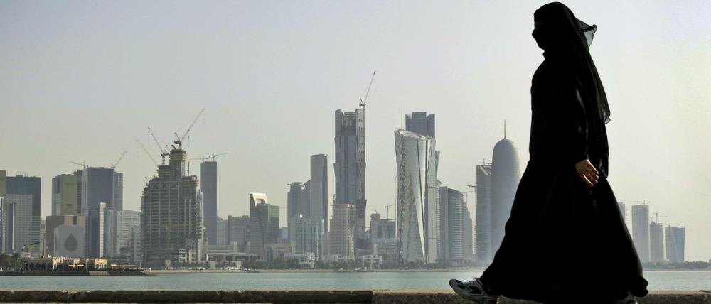 Tradition trifft Moderne. Vor allem in der katarischen Hauptstadt Doha schickt sich das Herrscherhaus an, das Land zu öffnen.
