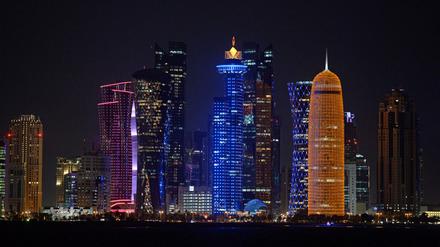 beleuchtete Hochhäuser in Doha (Katar) bei Nacht. Mehrere arabische Golfstaaten und Ägypten haben die diplomatischen Beziehungen zu Katar abgebrochen.