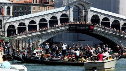 Die Rialto-Brücke in Venedig auf einem Archivbild.