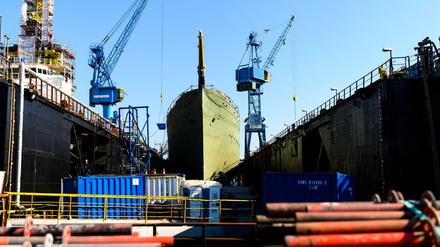 Das Marine-Segelschulschiff „Gorch Fock“ liegt in einem Dock der Bredo-Werft.
