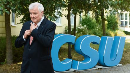 CSU-Chef Horst Seehofer setzt sich deutlich vom Kurs der Kanzlerin ab. 
