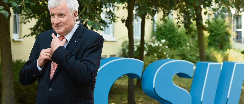 CSU-Chef Horst Seehofer setzt sich deutlich vom Kurs der Kanzlerin ab. 