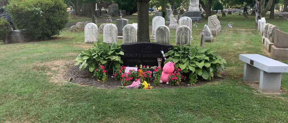 Das Grab des unbekannten Jungen auf dem Ivy Hill-Friedhof in Philadelphia.