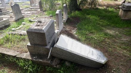 Auf dem Zionsfriedhof in Jerusalem wurden Grabsteine beschädigt und Kreuze zerbrochen. 