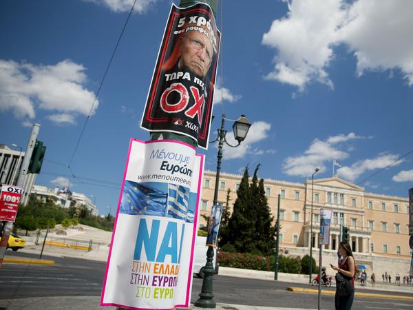 Plakate in Athen zum Referendum in Griechenland unter anderem mit dem Konterfei von Bundesfinanzminister Wolfgang Schäuble (CDU) 