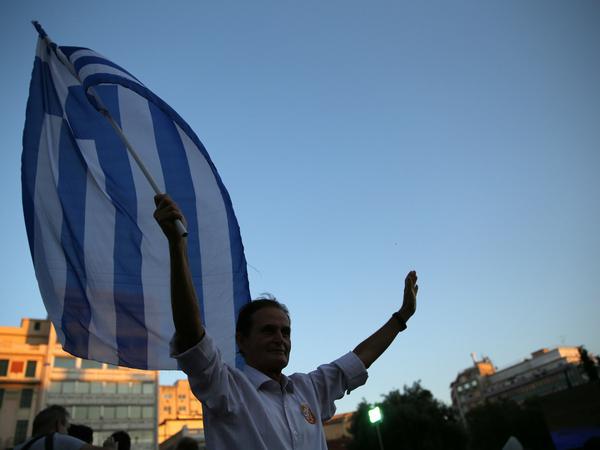 Ein Nein-Wähler feiert nach den ersten Auszählungen in Athen.