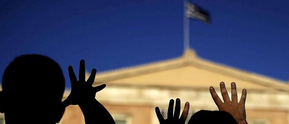 Unter Schmerzen. Die griechischen Reformen bleiben in der Bevölkerung unpopulär. Nach der Abstimmung im Parlament wird nun in Athen gestreikt. 
