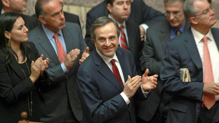 Erleichterung: Griechenlands Premier Antonis Samaras applaudiert, nachdem der Haushalt im Parlament gebilligt wurde. 