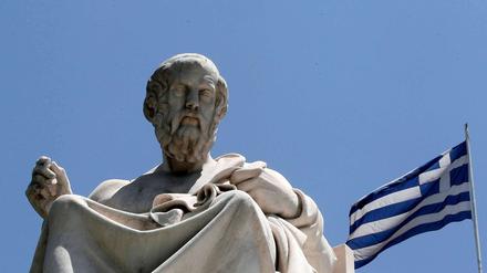 Eine Statue des griechischen Philosophen Platon in Athen