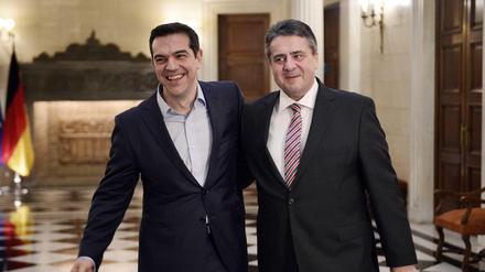 Freundliche Töne schlägt Gabriel in Griechenland an, die Rolle des Grexit-Buhmanns überlässt er Schäuble. Hier ein Foto mit Premierminister Alexis Tsipras bei Grabiels Besuch in Athen am 22. März. 