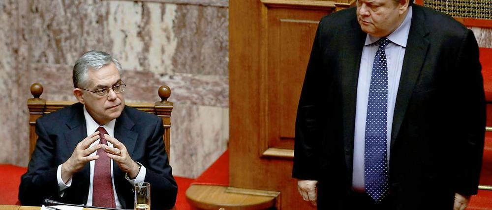 Präsident Papademos und Finanzminister Venizelos im Parlament.