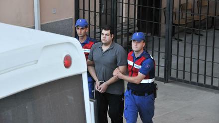 Der griechische Soldat Dimitros Kouklatzis wird von türkischen Beamten aus dem Gericht geführt. 