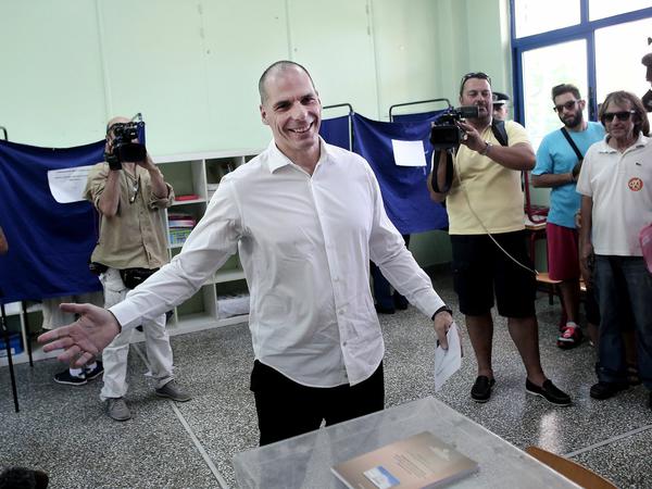 Griechenlands Finanzminister Yanis Varoufakis bei der Abgabe seiner Stimme für die Volksabstimmung über die Sparpläne 