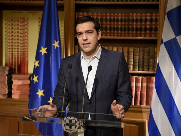 Alexis Tsipras spricht im Fernsehen an das griechische Volk.
