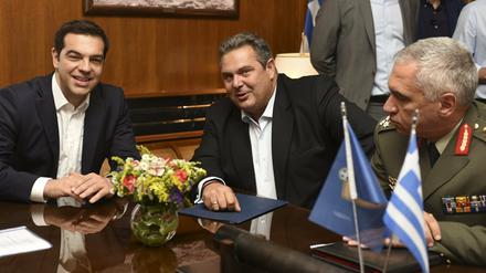 Ministerpräsident Alexis Tsipras (l.) traf am Donnerstag überraschend den Verteidigungsminister Panos Kammenos (Mitte).  